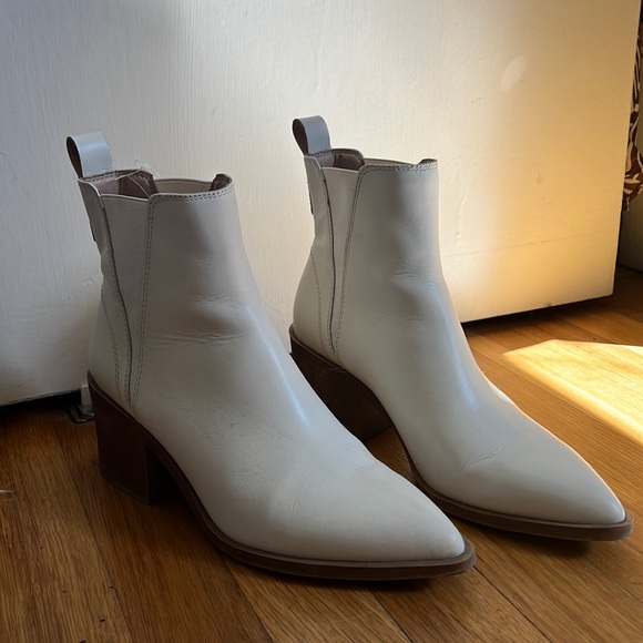 Shoes - White Steve Madden booties